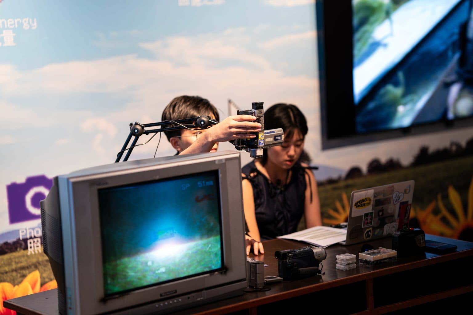 Pave Your Path: Nearly Viral - Joint Virtual-Physical Performance- Pave Your Path: 幾近爆紅 聯合線上現場表演